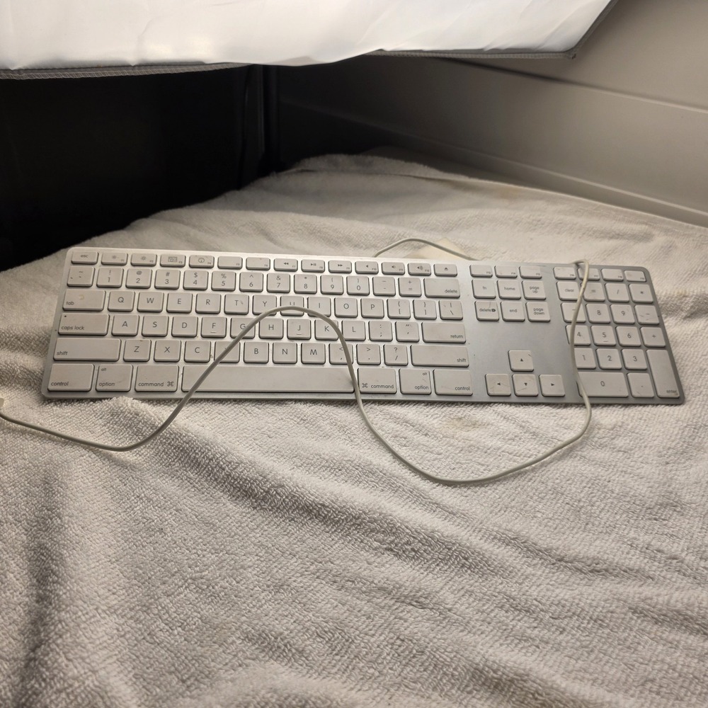 Genuine Apple A1243 Wired Mac Standard USB Keyboard w/ Numeric Keypad A 1243